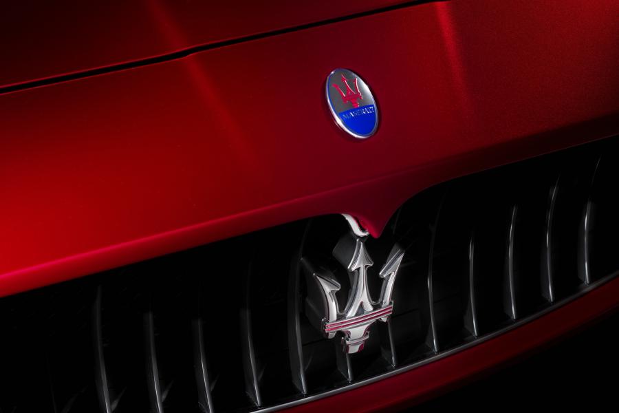 Логотип Maserati GranTurismo Sport Special Edition 2017 года  (фото 10 из 32)